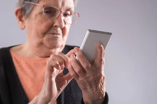 Las mujeres mayores y las nuevas tecnologías — Foto de Stock