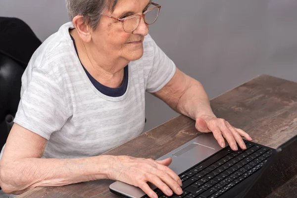 Elderly woman and new technologies — Stock Photo, Image