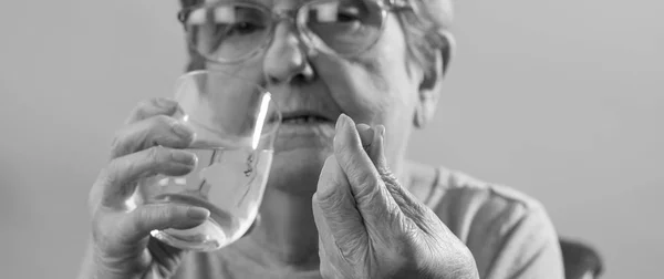 Mulher idosa em uso de medicação — Fotografia de Stock