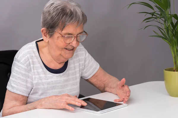 Las mujeres mayores y las nuevas tecnologías — Foto de Stock