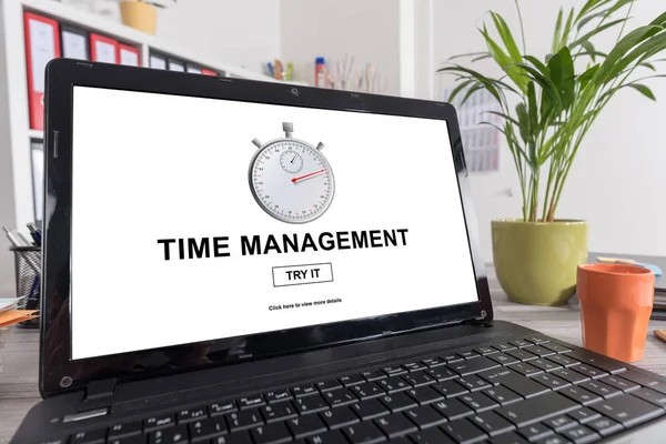 Conceito de gerenciamento de tempo em um laptop — Fotografia de Stock