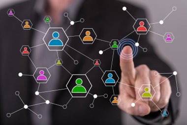 Bir sosyal ağ bir dokunmatik ekran üzerinde dokunmadan adam