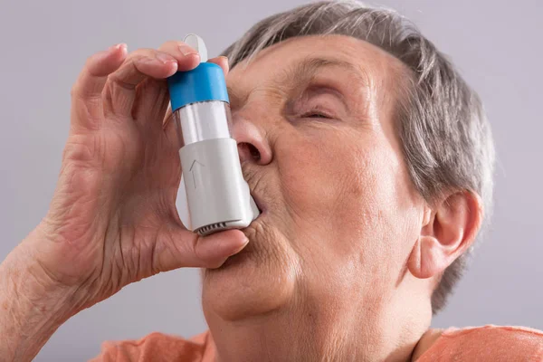 Femme âgée avec inhalateur d'asthme — Photo