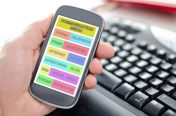 İletişim medya kavramı bir smartphone cep telefonu ile