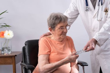 Onun hasta ilaç veren doktor