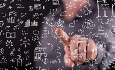 Adam bir dokunmatik ekran üzerinde bir yaratıcılık dokunmadan