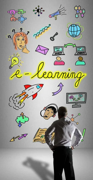 Concetto di e-learning osservato da un imprenditore — Foto Stock