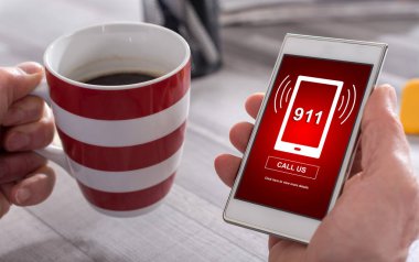 Bir smartphone cep telefonu ile acil kavramı