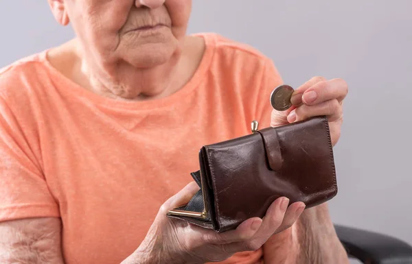 Mulher idosa contando seu dinheiro — Fotografia de Stock