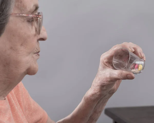 Oudere vrouw nemen medicatie — Stockfoto