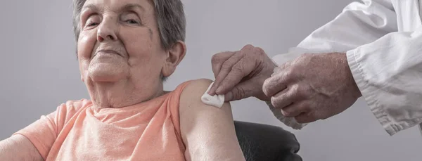 Vacunación de una mujer anciana — Foto de Stock