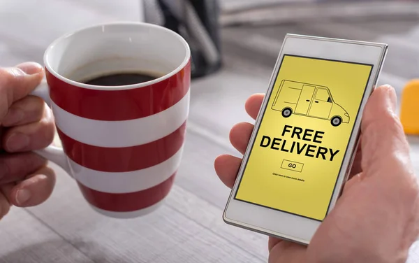 Concepto de entrega gratuita en un smartphone — Foto de Stock
