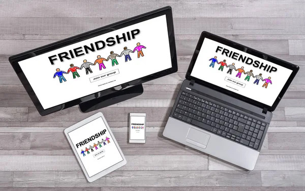 Concepto de amistad en diferentes dispositivos —  Fotos de Stock