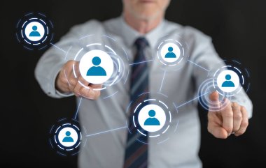 Sosyal medya ağı bir dokunmatik ekran üzerinde dokunmadan adam