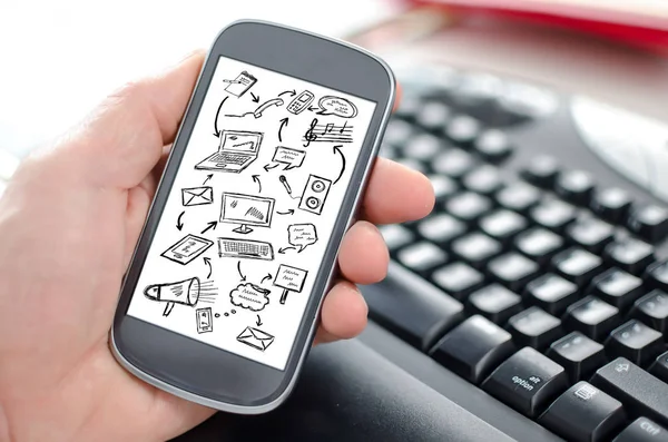 İletişim kavramı bir smartphone cep telefonu ile