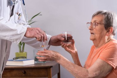 yaşlı kadın alarak ilaç