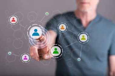 Sosyal medya ağı bir dokunmatik ekran üzerinde dokunmadan adam