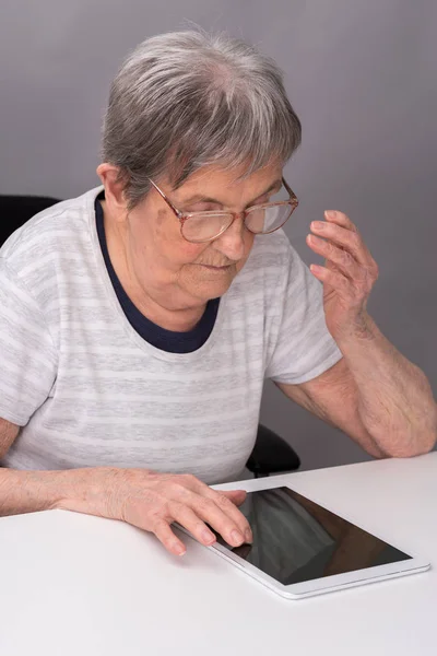 Elderly woman and new technologies — Stock Photo, Image