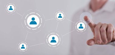 Sosyal medya ağı bir dokunmatik ekran üzerinde dokunmadan adam