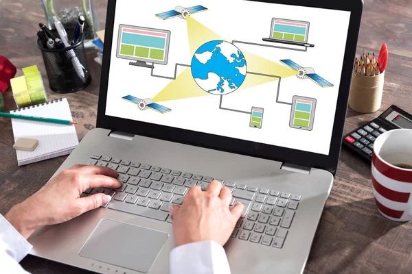 Concept de réseau satellite sur un écran d'ordinateur portable — Photo
