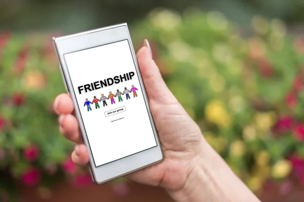 Barátság koncepció egy okostelefon — Stock Fotó