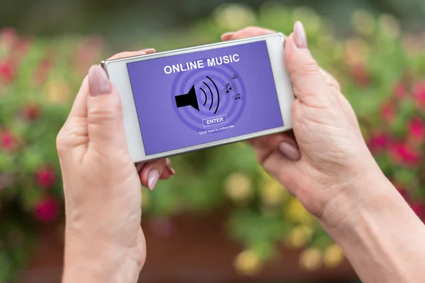 Conceito de música online em um smartphone — Fotografia de Stock