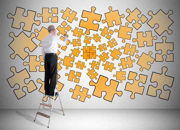 Teamwork-Konzept von einem Mann auf einer Leiter gezeichnet — Stockfoto