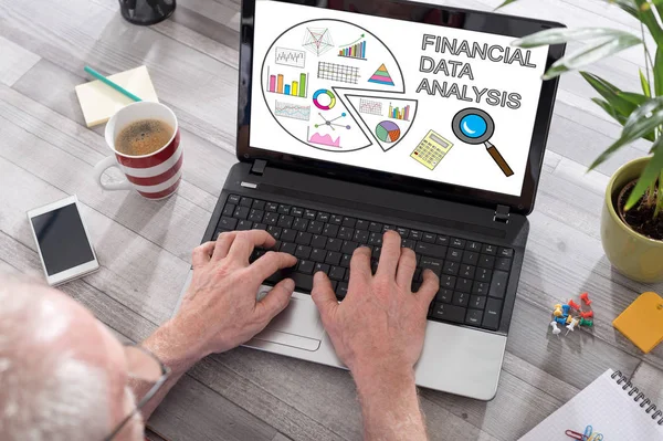 Pojęcie analizy danych finansowych na ekranie laptopa — Zdjęcie stockowe