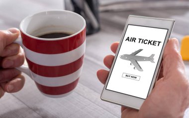 Hava bilet rezervasyon kavramı bir smartphone cep telefonu ile