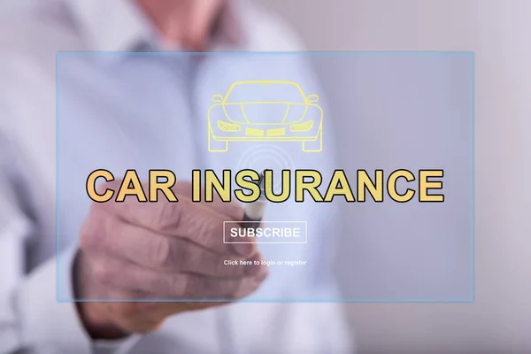 Homem tocando um conceito de seguro de carro em uma tela sensível ao toque — Fotografia de Stock