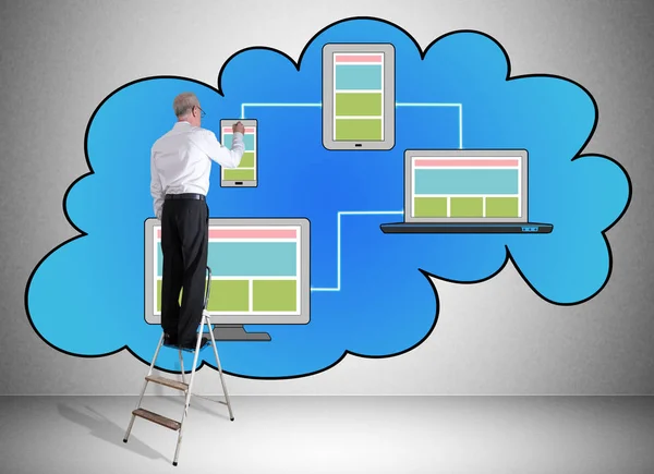 Concetto di cloud computing disegnato da un uomo su una scala — Foto Stock