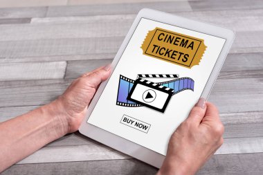 Kavramı bir tablet üzerinde rezervasyon online sinema biletleri