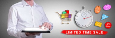 Sınırlı bir süre satış konsepti ile bir tablet kullanan adam