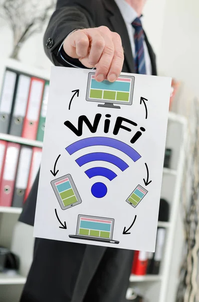 Wi-Fi έννοια εμφανίζεται από τον επιχειρηματία — Φωτογραφία Αρχείου