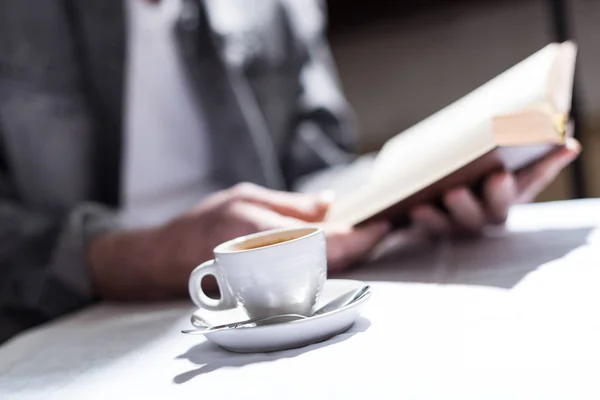 Ontspannen tijd met koffie en het lezen, harde lichteffect — Stockfoto