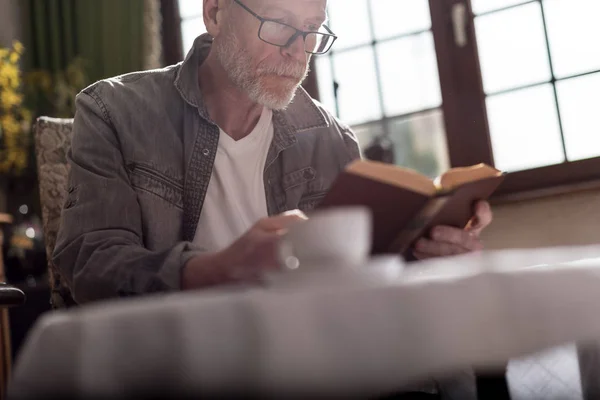 Relaxing time with coffee and reading, hard light effect — Stock Photo, Image