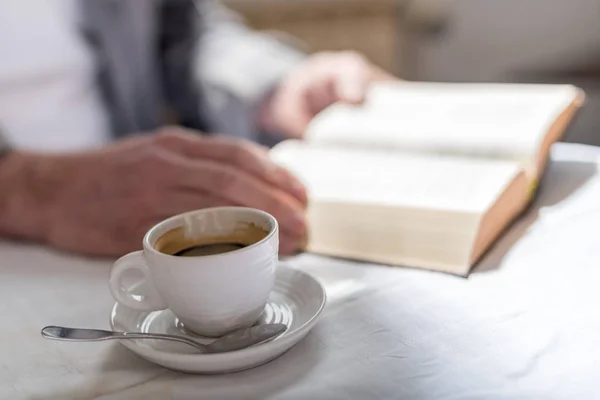 Tempo di relax con caffè e lettura, effetto luce dura — Foto Stock