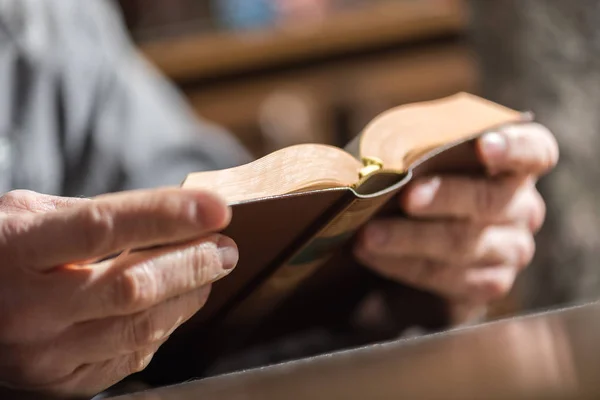 Hombre leyendo un libro, efecto de luz dura — Foto de Stock