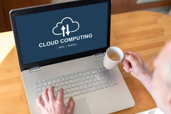 Concepto de computación en nube en un ordenador portátil —  Fotos de Stock