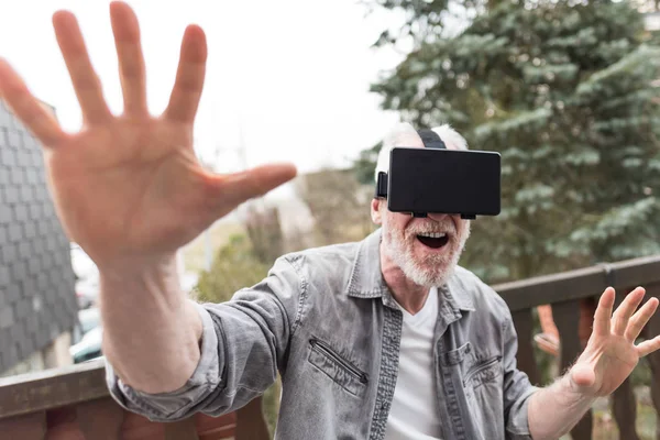 Bir sanal gerçeklik kulaklık kullanan adam — Stok fotoğraf