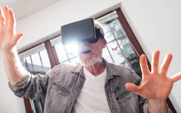 Hombre usando un auricular de realidad virtual, efecto de luz dura —  Fotos de Stock
