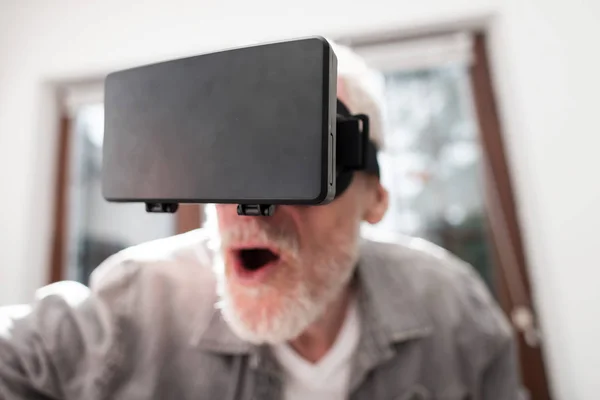 Людина використовує гарнітуру віртуальної реальності — стокове фото
