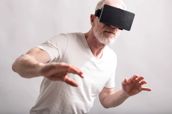 Hombre usando un auricular de realidad virtual —  Fotos de Stock