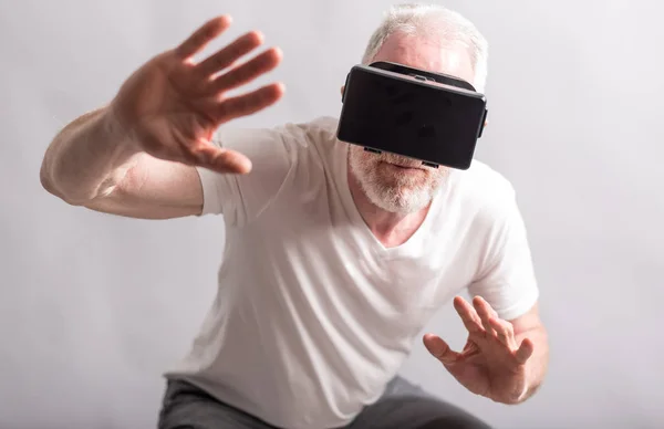 Hombre usando un auricular de realidad virtual —  Fotos de Stock