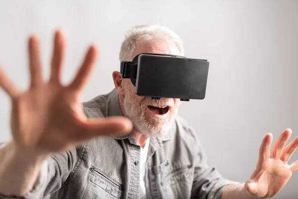 Человек с помощью гарнитуры виртуальной реальности — стоковое фото