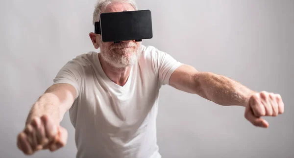 Homem usando um fone de ouvido de realidade virtual — Fotografia de Stock