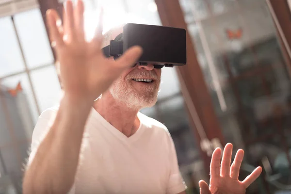 Homem usando um fone de ouvido de realidade virtual, efeito de luz dura — Fotografia de Stock