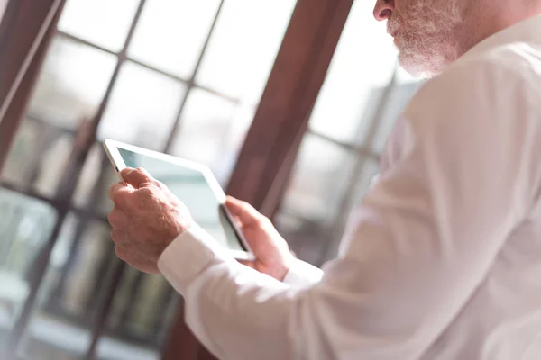 Tablet, zor ışık efekti ile üst düzey iş adamı — Stok fotoğraf