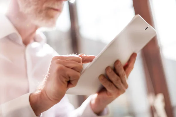 Senior zakenman met tablet, flare en lichteffecten — Stockfoto