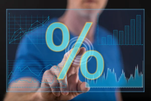 Homem tocando uma taxa de juros digital dados em uma tela sensível ao toque — Fotografia de Stock